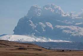 Eruptirao je vulkan Eyjafjallajökull koji je zaustavio velik dio zračnog prometa te je evakuirano nekoliko stotina ljudi. No, bez obzira na ovu pojavu, turističke se posjete na Islandu nisu manjile.