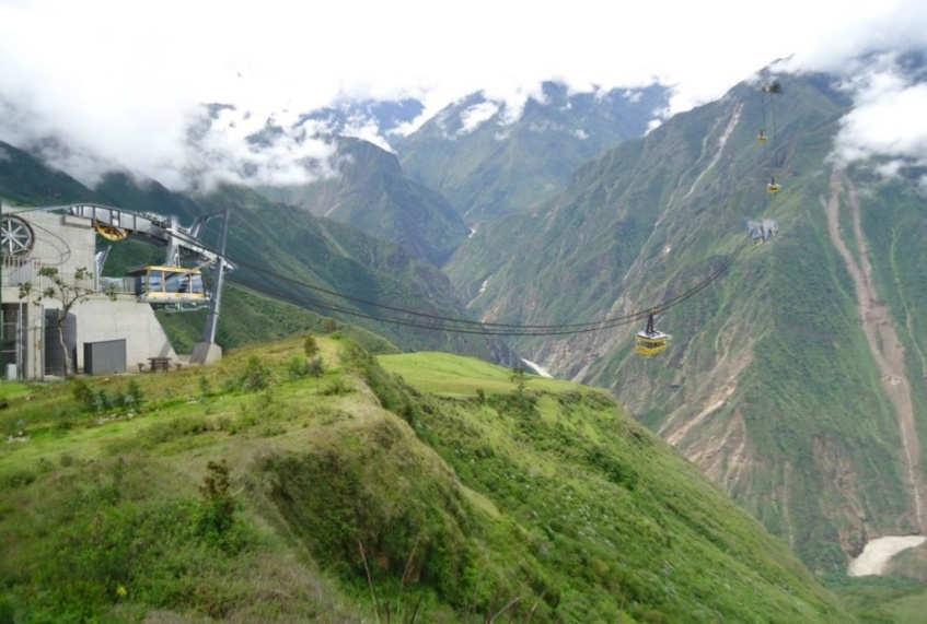 Choquequirao Archaeological Park and its departure, intermediate and arrival stations The 5.4 Km long cable car will cross the Apurímac Canyon(1,400m)andbedividedintwosections(3.