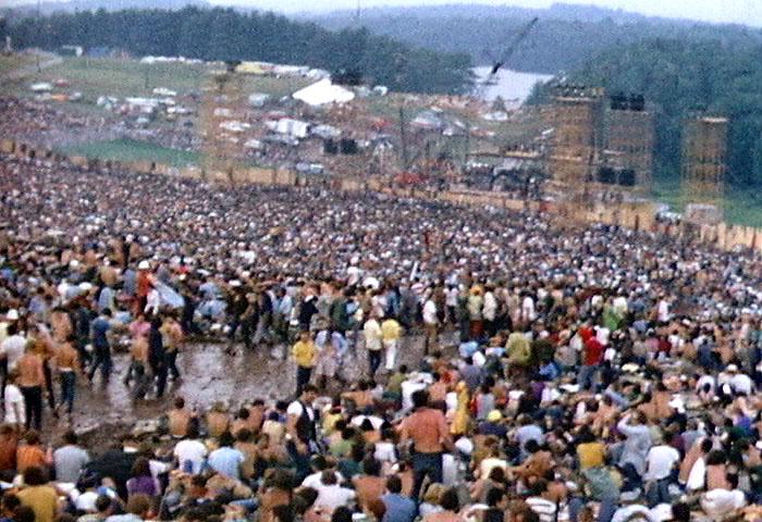 Slika 1: Woodstock 1969 2.3 Sedemdeseta leta Ob koncu šestdesetih let je v rocku prišlo do bolj kreativnih sprememb, in to se je nadaljevalo v sedemdeseta leta.
