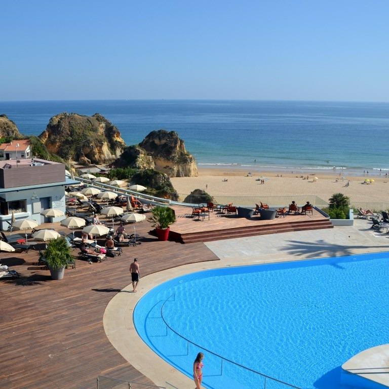 Located on the beach of the Três Irmãos, 1 km from the village of Alvor, 5 kms from the