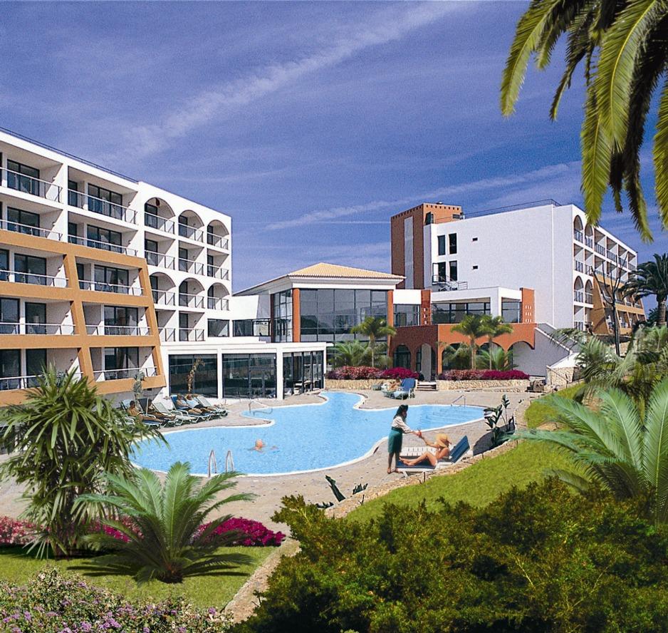 The Pestana Alvor Park is located close to Alvor Village in an area of low rise