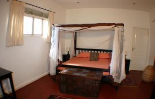 Boma Guest House. B, B The Boma Guest House is Entebbe's original and most exclusive Hotel, set in tropical gardens in a leafy suburb, a few minutes drive from Entebbe International Airport.
