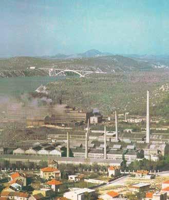 proizvodnjom 1937. godine. Izgradnjom ove tvornice tadašnja Jugoslavija uvrstila se u uski krug zemalja proizvođača ovog metala. Naime u razdoblju 1937. - 1941. g. aluminij se proizvodio samo u još 15 zemalja svijeta, većinom visokorazvijenih država.