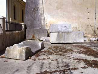 11 Arhitektonski sarkofag iz Skardone bio je vrlo vjerojatno izrađen u Saloni i morskim putem transportiran u Skardonu kao i ostali primjerci od lokalnog vapnenca bez dekoracije pronađeni u Skardoni.