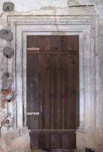 Pleše (2005), 81) 3 Gotički portal koji vodi iz crkve u južni samostanski hodnik (foto: G. Tomljenović, HRZ, 2015.) Gothic door leading from church to south monastery corridor (photo: G.