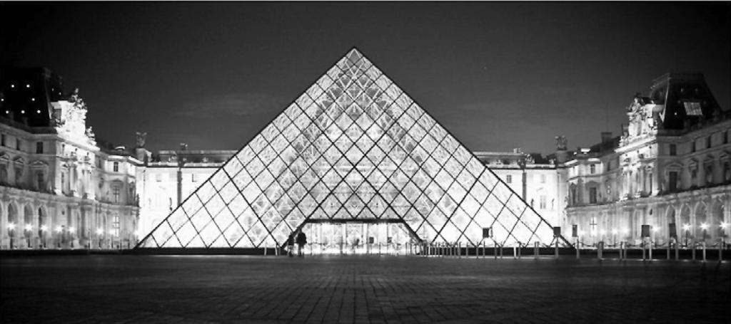 atka 17 (2008./2009.) br. 65 STAKLENA PIRAMIDA ISPRED LOUVREA Timna Tomiša, 8.b, OŠ Otok, Zagreb Ispred muzeja Louvre u Parizu nalazi se velika staklena pravilna četverostrana piramida arhitekta I. M.
