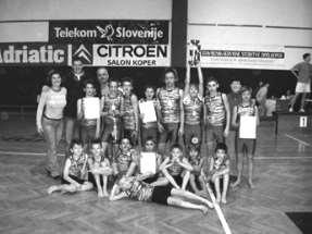 Šport na OŠ Frana Albrehta Drž avno prvenstvo v Desterniku, s olsko leto 2003/2004: Mlajs i dec ki so ekipno osvojili 1. mesto.