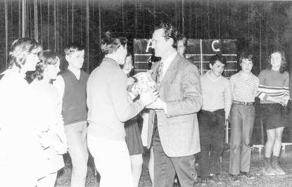 Ravnatelji šole Ravnatelj Slavko Ferbežar podeljuje priznanja na kvizu v šolskem letu 1971/1972.