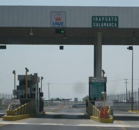 67.5 12:05 pm Toll booth. Tell the attendant you are going to Silao and pay the $30p toll.