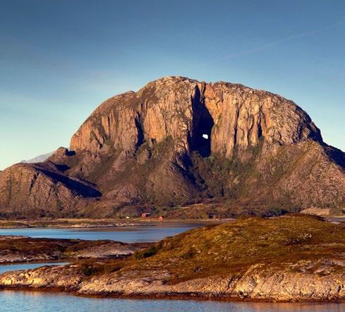 Circle and head for the Helgeland coast with its abundance of islands, islets, reefs and steep mountain walls.
