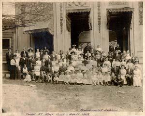 family (Ellwood City area) during their 1909 reunion.