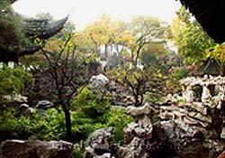 The pagoda, built during the Northern Song Dynasty (959-961), standing on the hill's summit is part of the Yunyan Temple. Known to be the oldest pagoda in Suzhou, it serves as a landmark of the city.