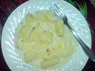 Potatoes in Bechamel Sauce Cuisine & Recipes Recipe: 500 grams of peeled potatoes, cut into large cubes For the Bechamel sauce: 1/4 cup butter 1/4 cup all-purpose flour 2 cups milk 2-3 cloves minced