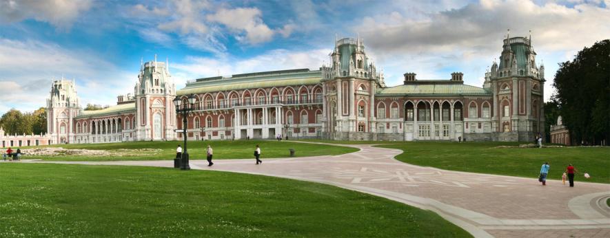 The museum-reserve Tsaritsyno The museum-reserve Tsaritsyno is located in the south of Moscow and includes an architectural complex of the late 18th century, Greenhouses, Historical Landscaped Park