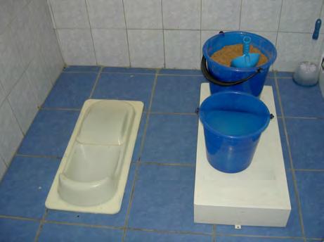 СЗО (2009) разви насоки за WASH програмата во училиштата, особено за поставување ниска цена, со што овие тоалети е погодно да се применуваат во руралните области, како и во пан Европскиот регион.