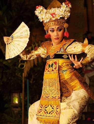 We will be met on arrival and transferred to the village of Ubud, set amongst emerald green rice paddies in the heart of an area renowned for its traditions of painting, wood carving, music and dance.