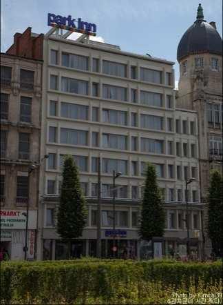 Business Case 3 Acquisition of a 306 rooms Rezidor portfolio in Antwerp (Belgium) June 2015 Asset Description Two 3 and 4-star hotels located on one side of the historical Antwerp Central station and