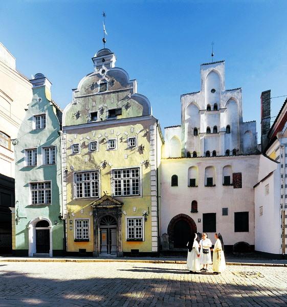 We drive to the university city of Kaunas, which in the twenties and thirties was still the nation's capital. In the center of the old town you can find houses from the 15th and 16th centuries.