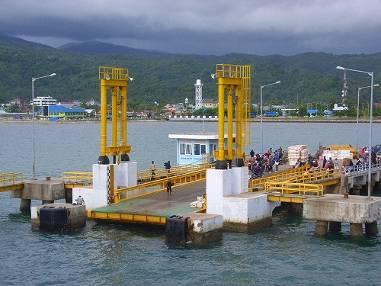 Movable bridge (left) and vehicle boarding ferryboat from the movable bridge (right) (Kolaka Ferry Terminal) (3) Convenience The drivers were asked as to the convenience of departure and arrival