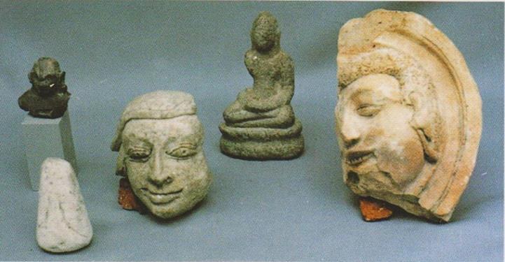 Trong khi đó số lượng phong phú các tượng Phật và Hindu, nền tháp và di tích các công trình tôn giáo cũng như vật phẩm tôn giáo cho thấy đời sống tinh thần phức tạp và đa dạng của các nhóm cư dân Phù