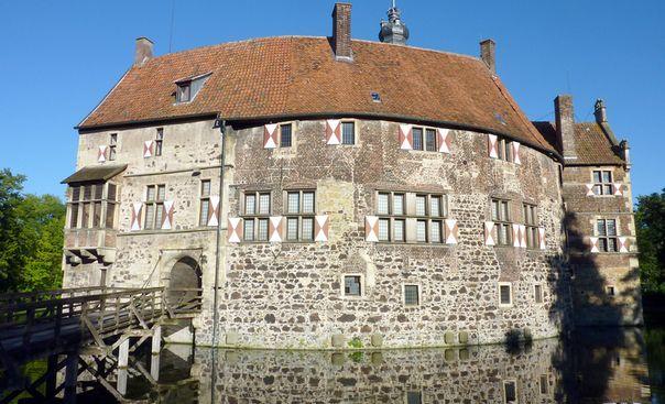 Münsterland: Castles Beauties TOUR DESCRIPTION Münsterland Castles Beauties Along the route there are with castle Vischering and castle Nordkirchen two of the most famous water palaces of Münsterland.
