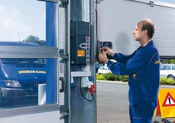 Low-maintenance thanks to minimal wearing parts. Hörmann steel folding doors are ideal for manually operated assemblies, e.g. on warehouses and vehicle depots, as well as maintenance halls, waste disposals and car dealers.