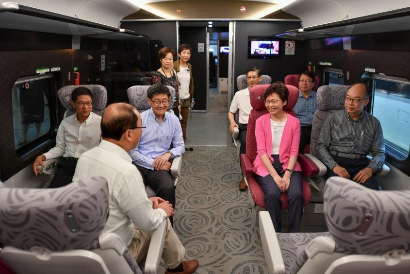 3. The Chief Executive Mrs Carrie Lam (front row, 2 nd Right), the Secretary for Transport and Housing Mr Frank Chan (front row, 1 st Right), the