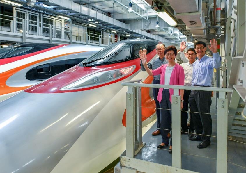 Chief Executive of the MTR Corporation Mr Lincoln Leong (front row, 2 nd Left) and the Projects Director Dr Philco Wong (front row, 1 st Left) inspect