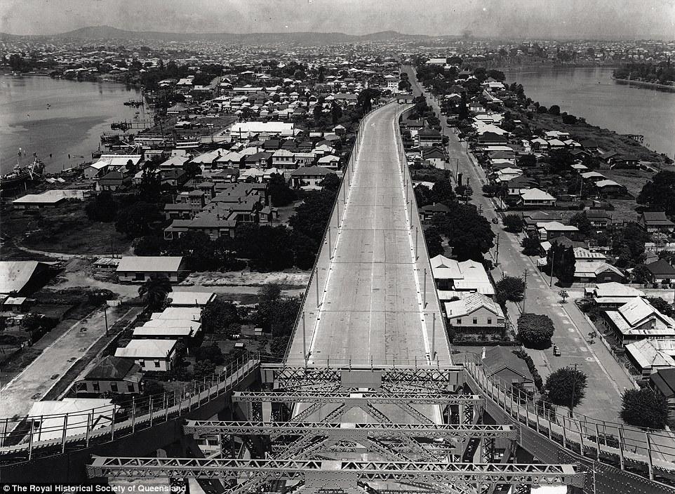 The Story Bridge, 5 March 1941: Toll gates can be seen at the bridge s southern approach.
