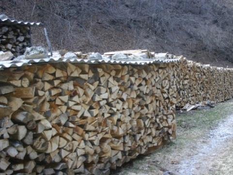 2 Ashklat e drurit Cilësia e ashklave të drurit përcaktohet me anë të përmbajtjes së ujit, llojit të drurit, cilësisë së vetë drurit, madhësisë së pjesëve, pjesëmarrjes së papastërtive (gur, dhe,