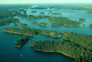 The wide distribution of park properties makes the national park an integral part of the landscape/river mosaic in the Thousand Islands.