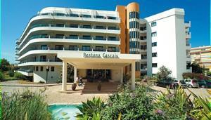Hotel Selection Pestana Cascais 4* This hotel offers 147 rooms featuring a spacious balcony and an outdoor seating area. They come with a fully equip-ped kitchenette.