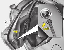 Karakteristike vašeg vozila Senzori za otključavanje vrata u slučaju sudara (ako je vozilo opremljeno) Sva vrata se automatski otključavaju kada se zbog udarca vazdušni jastuci aktiviraju.