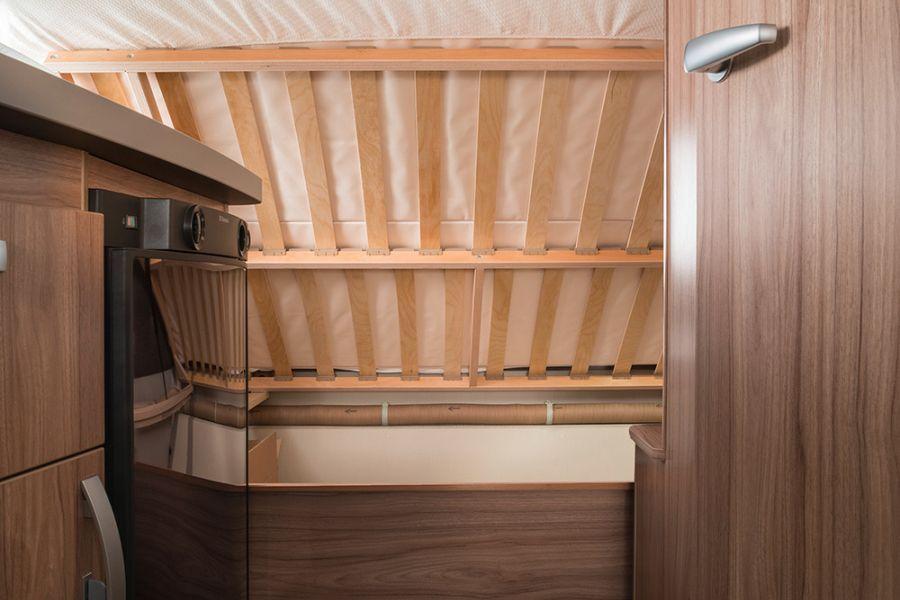 The slatted frame of the rear transverse bed in the ERIBA Feeling 425 can be lifted right up so that the storage space underneath can be looked into and accessed with ease.