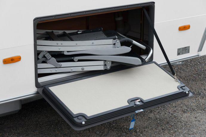 Side storage compartment Even larger items of luggage such as garden