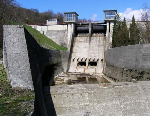 Slika 9. Brana HE Rijeka (9) 4.1.2. HE Đale HE Đale je pribranska akumulacijska hidroelektrana smještena na rijeci Cetini 5,8 km nizvodno od Trilja.