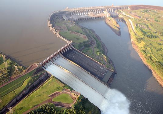 Hidroelektrana s najvećom instaliranom snagom u svijetu od 22,5 GW je HE Tri klanca (slika 11) u Kini na rijeci Jangce koja godišnje proizvede 80,8 TWh električne