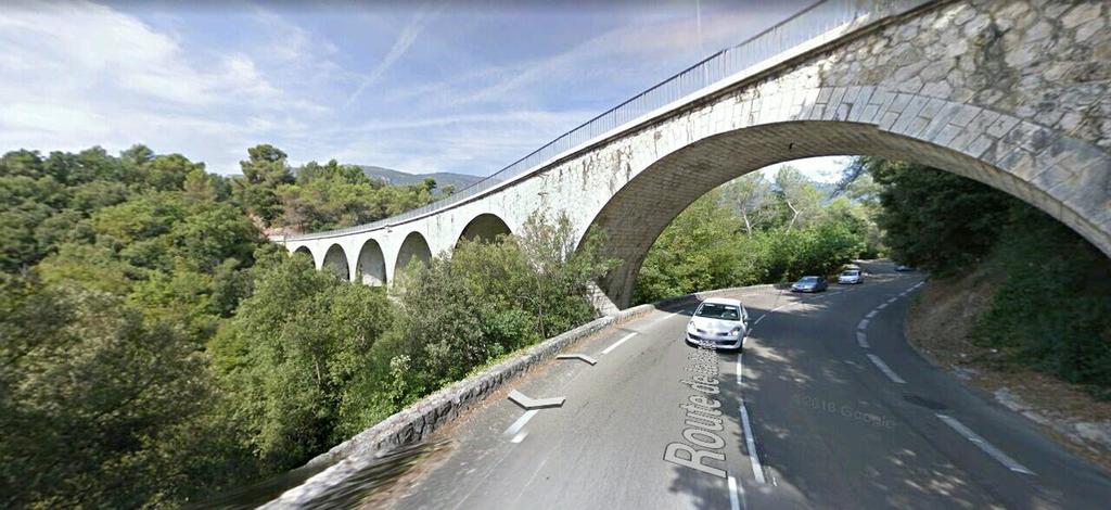 Leaving Carros, the line immediately headed out onto the Viaduct of the Enghièri (130 metres long, made up of 6 arches, 5 of which span 16 metres (43 46 00 N, 7
