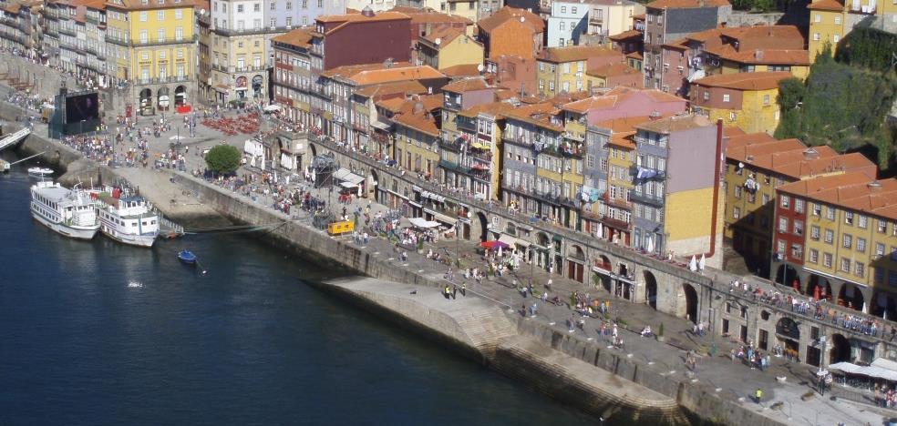 Visiting Porto Full Day Visit (Cont) Embark on a river cruise, which will allow them to