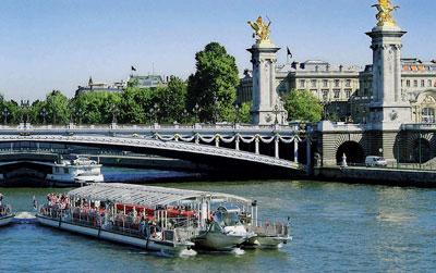 08:30 - Coach arrives in Paris for a cruise