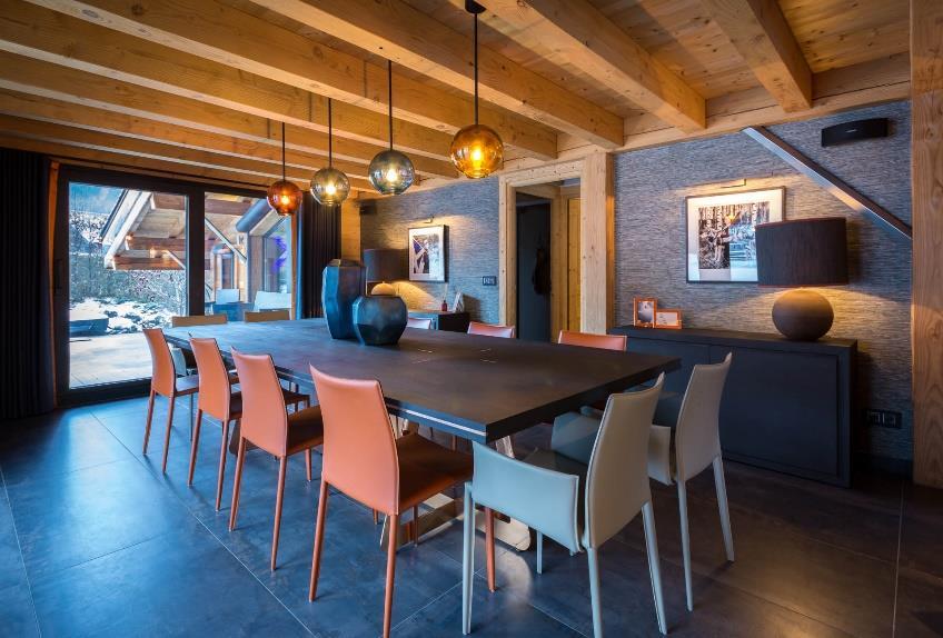 The large living and dining areas, games room and private cinema all create a space that is luxurious, intimate and private. It is 500 m² of luxury mountain living.