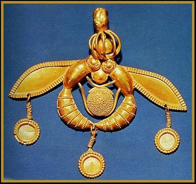 The Old Palace and Second Palace Periods (1900-1450 BCE) Pendant of gold bees: Artists created gold jewelry and pendants. Gold was brought in through trade and commerce.
