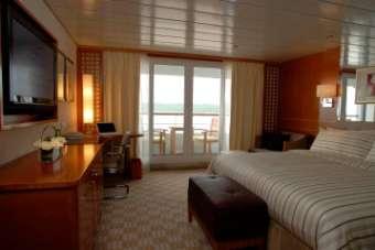 DELUXE CABIN Most spacious cabin on Yangzi with 31 M 2 /333 ft 2 Private balcony with armchairs and