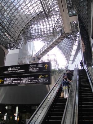 from east to west, it exhibits many characteristics of futurism, with a slightly irregular cubic facade of plate glass over a steel frame The station's large main hall with its