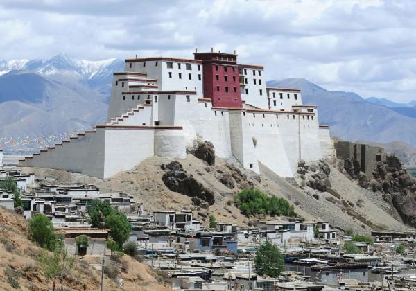 Gyantse is 3rd largest town in Tibet but most influenced by Chinese attractions. Overnight - Gyantse (B) Day 8 : Gyantse Kumbum and Shigatse Gyantse - Shigatse.