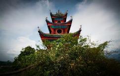 This small temple was built at the top of a nine-storey pavilion clinging to the sheer south bank near Qutang Gorge. Disembark from the ship to the dock close to the pavilion s entrance.