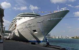 Royal Caribbean International a cheltuit milioane de dolari sa remodeleze Monarch of the Seas, Empress of the Seas (fosta Nordic Empress), Sovereign of the Seas, Ench antment of the Seas (incluzand o