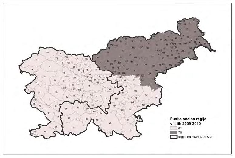 Slika 8: Dve funkcionalni regiji v obdobjih 2000 2001, 2004 2005 in dve regiji na ravni NUTS 2 v Sloveniji (šifrant občin je v
