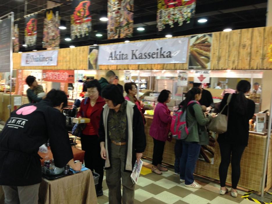 how this event was going and what products were most popular. In this event a lot of Tohoku foods were sold, such as Haginotsuki from Miyagi Prefecture, and Babahera ice cream from Akita Prefecture.