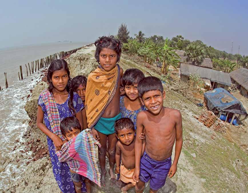 NA VLASTNÉ OČI: KLIMATICKÍ UTEČENCI Pobrežný mangrovníkový les Sundarbans v delte rieky Ganga na hranici Bangladéša a západného Bengálska (India) lemuje deltu smerom k moru.